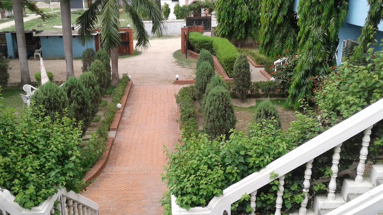 Hotel Megha-Traveller'S Village Nepalgunj エクステリア 写真