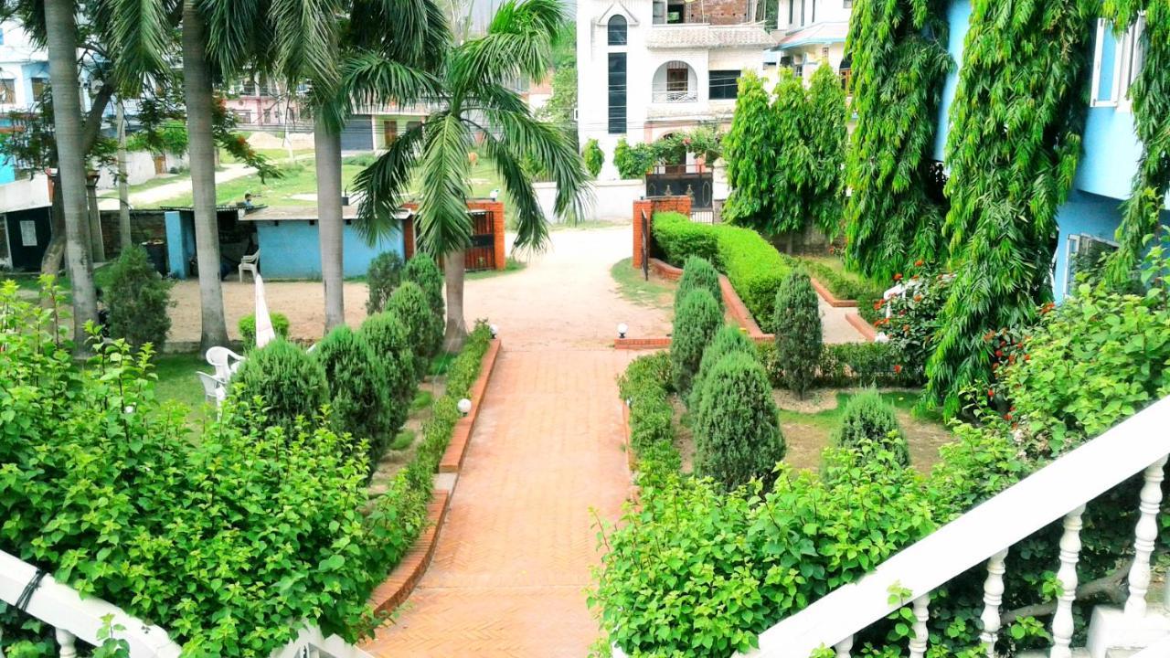 Hotel Megha-Traveller'S Village Nepalgunj エクステリア 写真