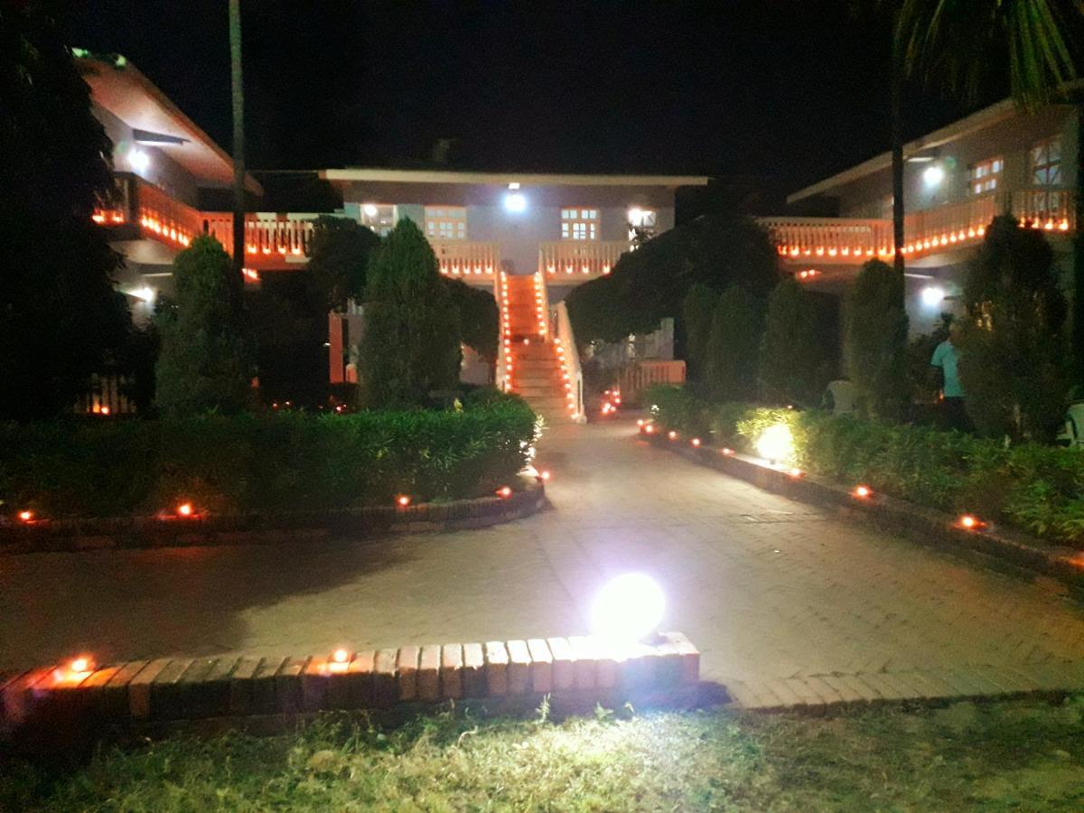 Hotel Megha-Traveller'S Village Nepalgunj エクステリア 写真