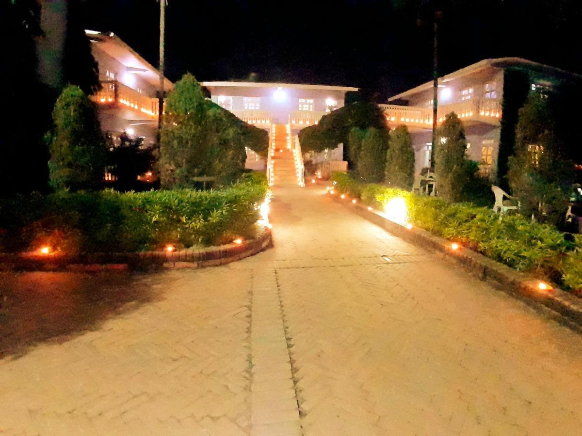 Hotel Megha-Traveller'S Village Nepalgunj エクステリア 写真